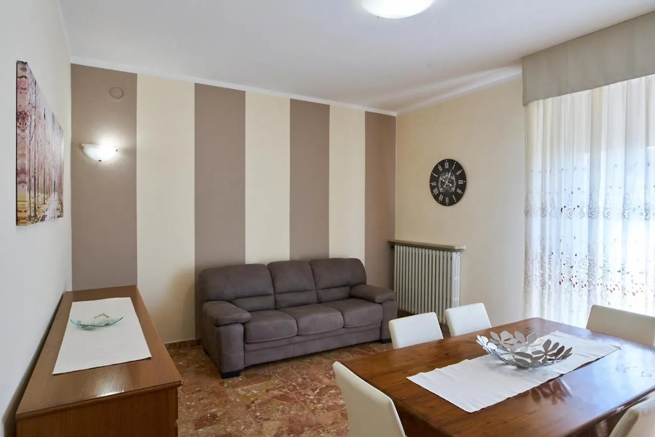 Cinzia'S Holiday Home 代森扎诺-德尔加达 0*,